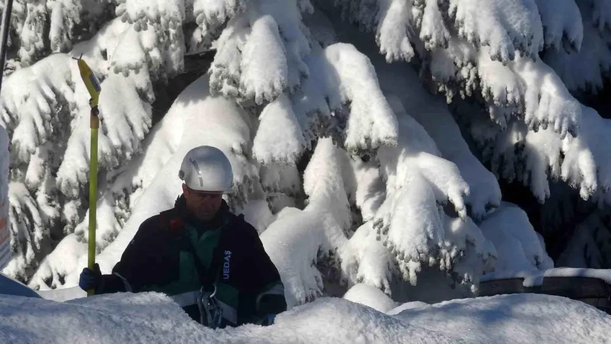Uludağ’da 1 Metrelik Kar Kalınlığına Karşı UEDAŞ Ekipleri 24 Saat Nöbet Tutuyor