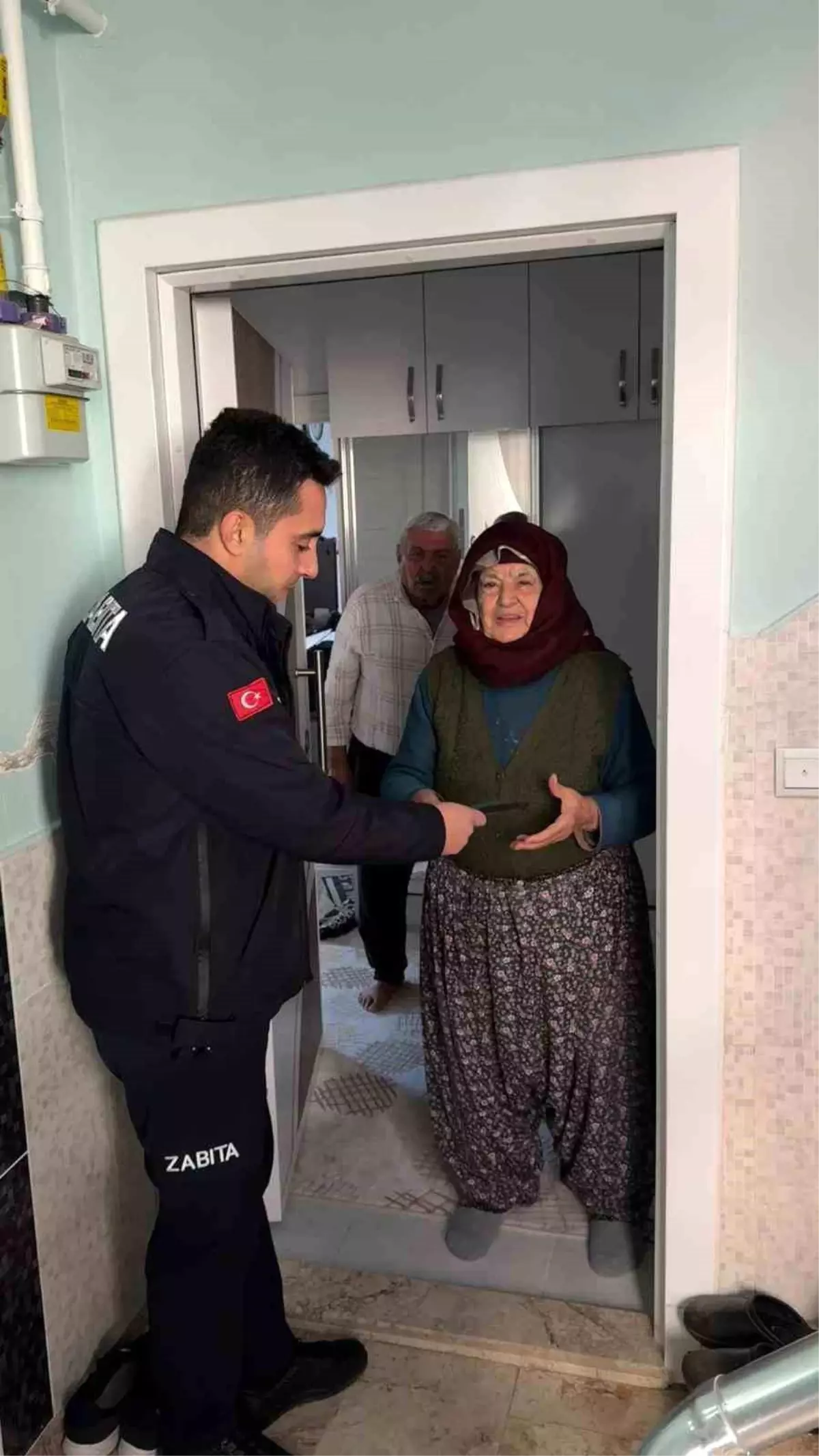 Kepez Zabıta Ekipleri 75 Yaşındaki Kadının Kayıp Cüzdanını Buldu ve Evinde Teslim Etti