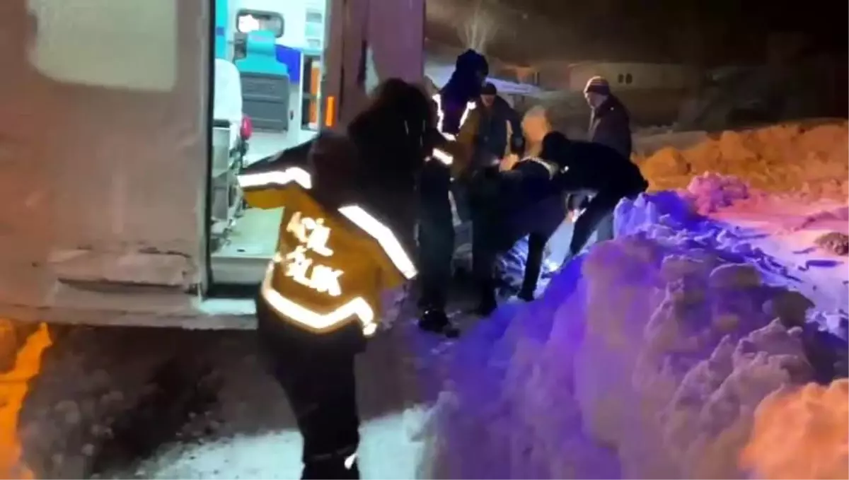 Erzurum’da Karla Kaplı Yolda Ambulans Müdahalesi: Yaşlı Adam Hastaneye Sevk Edildi