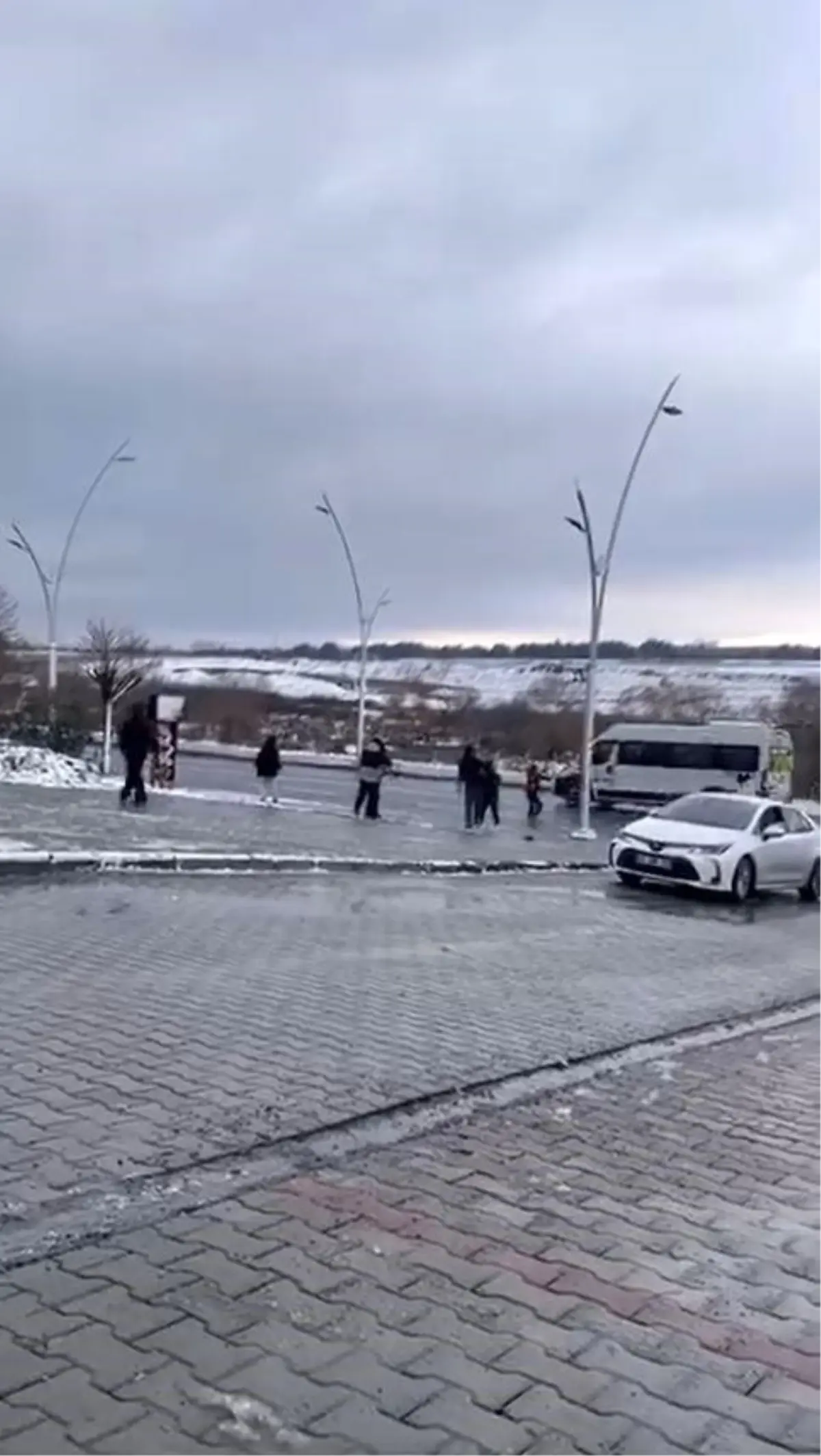 Hadımköy'de Kartopu Oyununa Karşı Sürücünün Tepkisi Yerel Halkı Şaşırttı