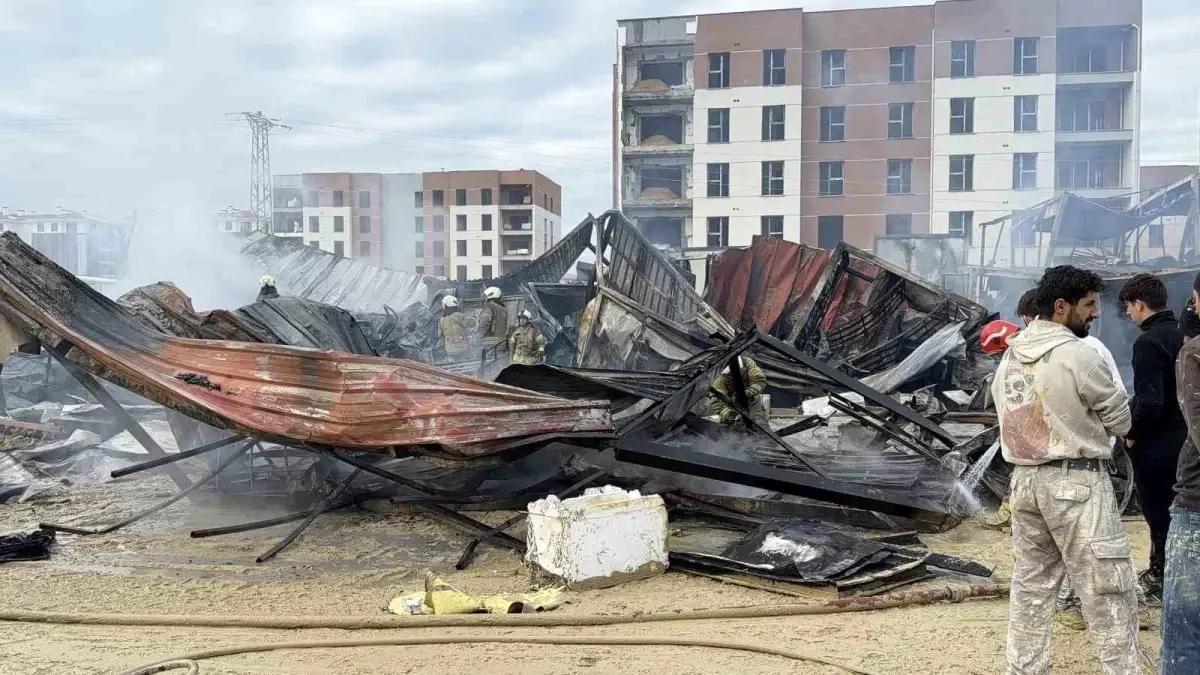 Arnavutköy'de Konteyner Yangını: Can Kaybı Olmadan Kontrol Altına Alındı