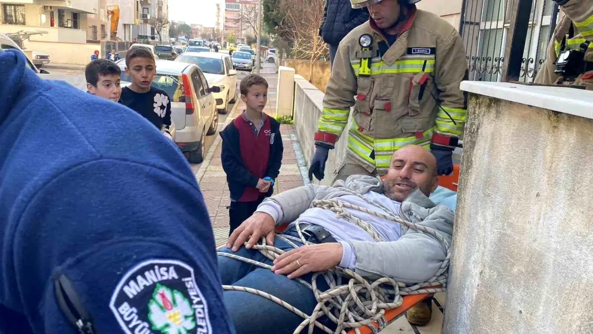 Manisa’da Güvercin Meraklısı Çatıdan Düşerek Yaralandı