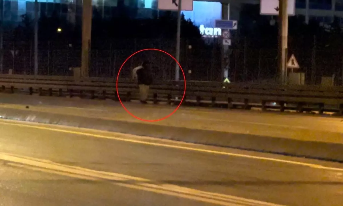 Beylikdüzü'nden Yaya, E-5'te Avcılar'a Kadar Yürüyerek Trafiği Tehlikeye Soktu