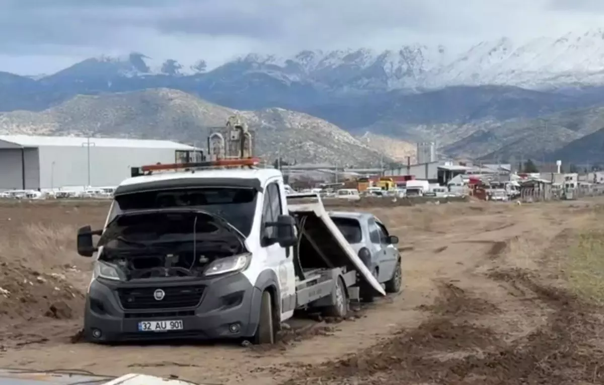 İsparta’da Çamura Saplanan Çekiciler Zincirleme Kazaya Dönüştü