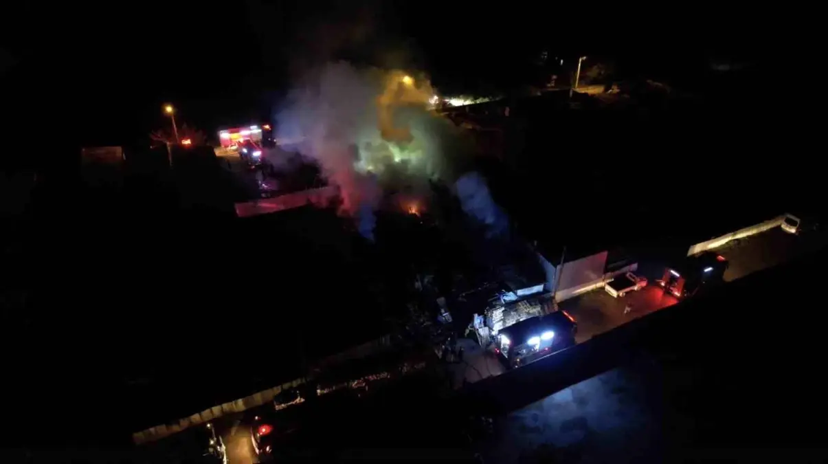 Bursa Yıldırım’da Ahşap Palet Fabrikasında Çıkan Yangın Kısa Sürede Kontrol Altına Alındı