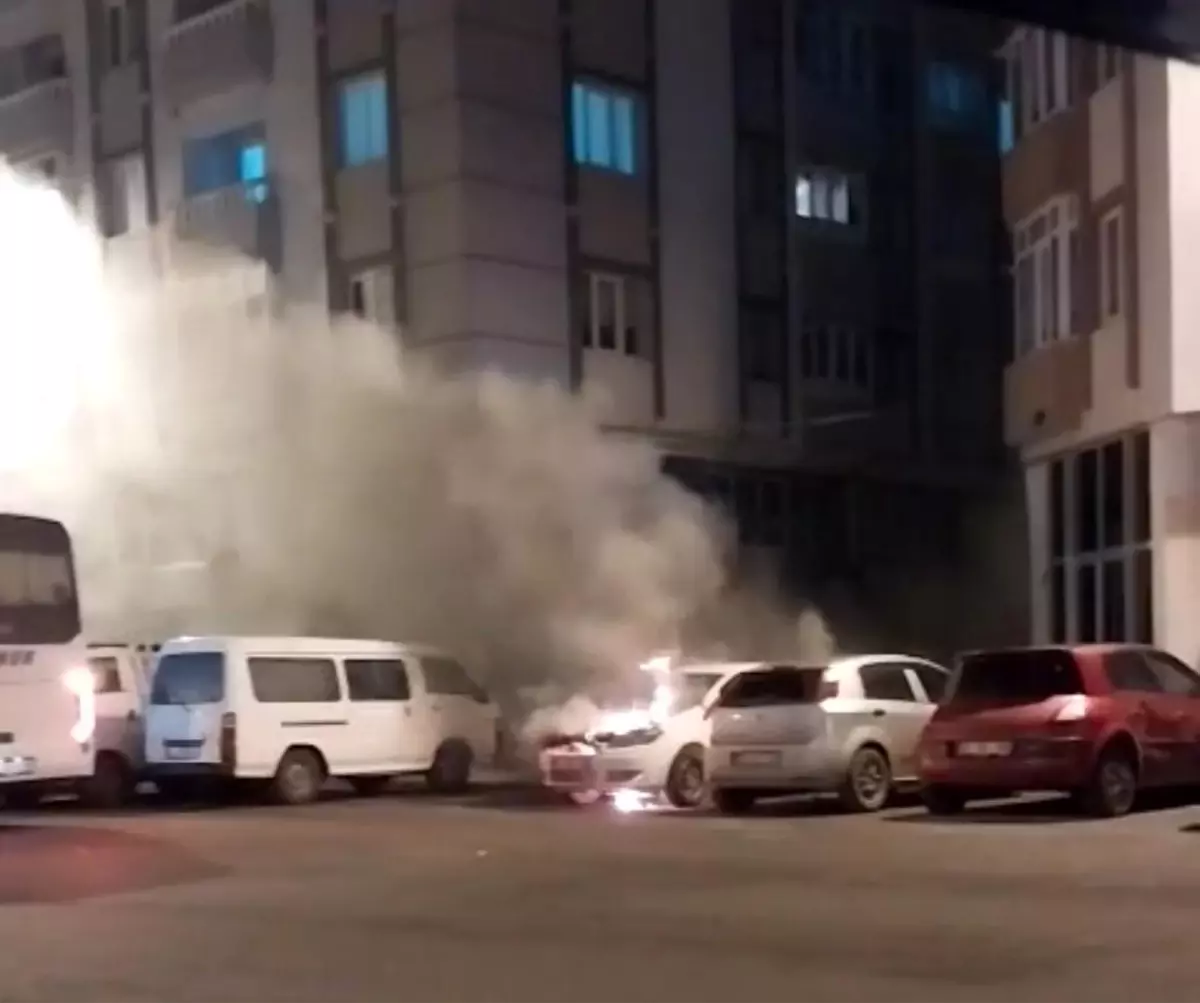 Çorlu'da Park Halindeki Araç Yangını İtfaiye Tarafından Hızla Söndürüldü