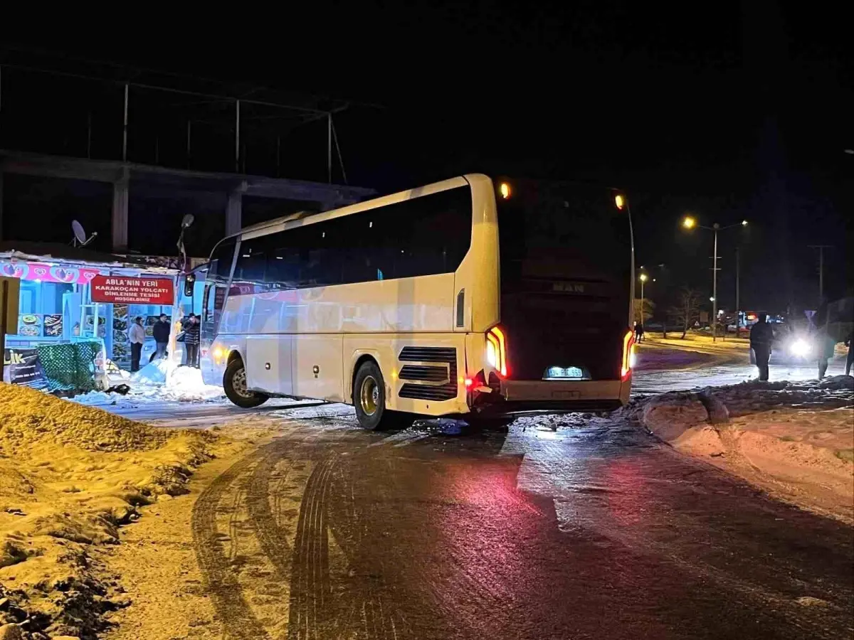Elazığ’da Kaygan Yolda Otobüs Neredeyse Devrildi