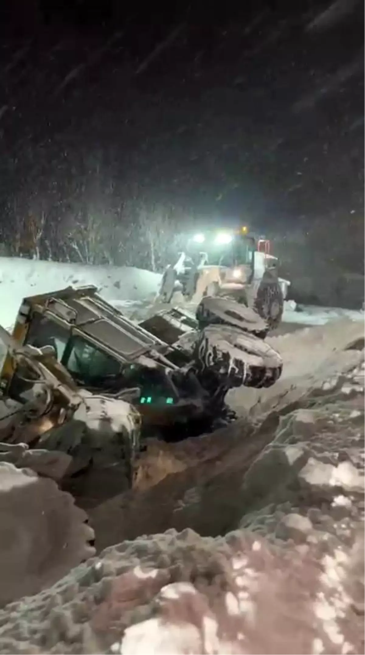 Erzurum Karayazı’da Gizli Buzlanma Nedeniyle Karayolu Temizleme Aracı Devrildi
