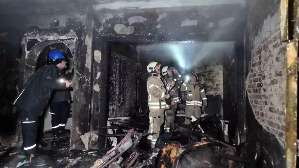 Kadıköy'de Korkutan Yangın: 8 Yaralı, 1'i Ağır Durumda