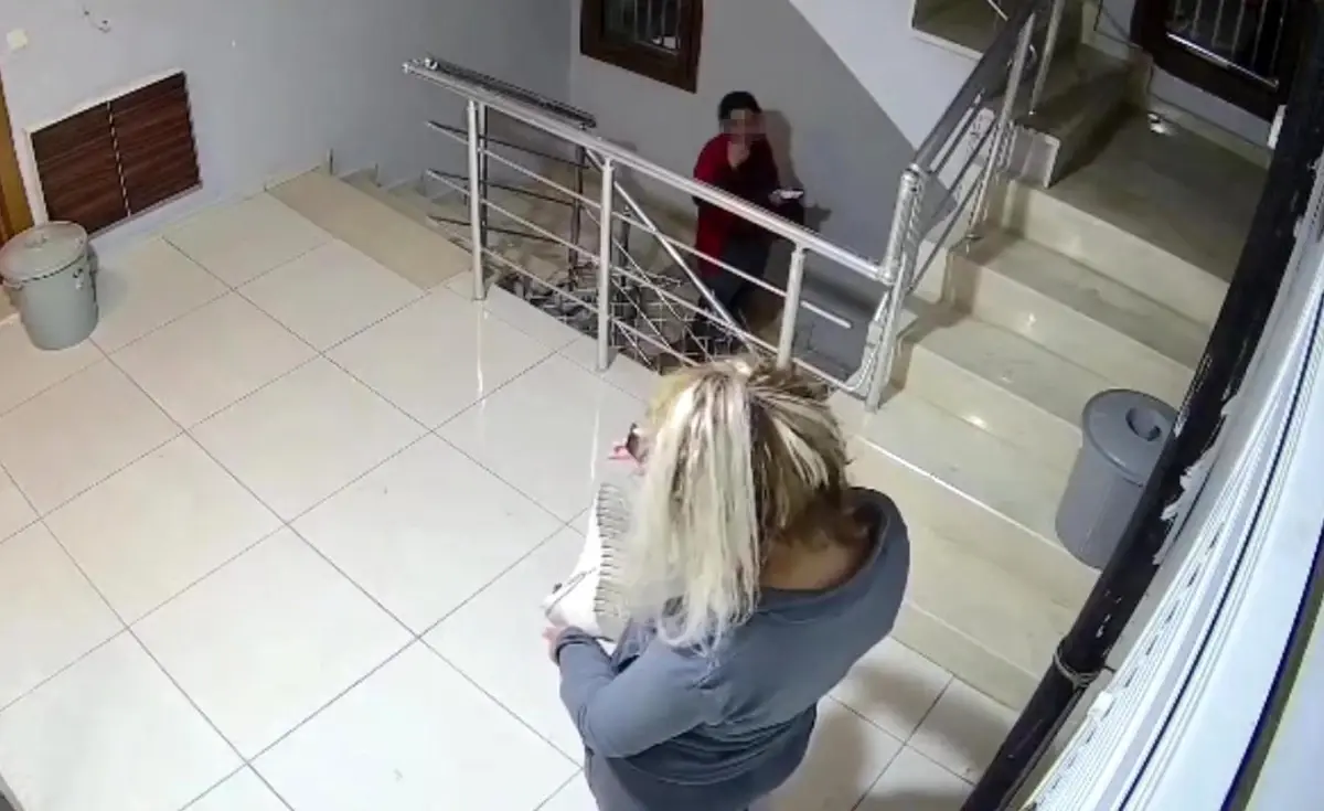 Adana’da Apartmanda Ayakkabı Çalan İki Kadının Şaşırtıcı Kamera Görüntüsü