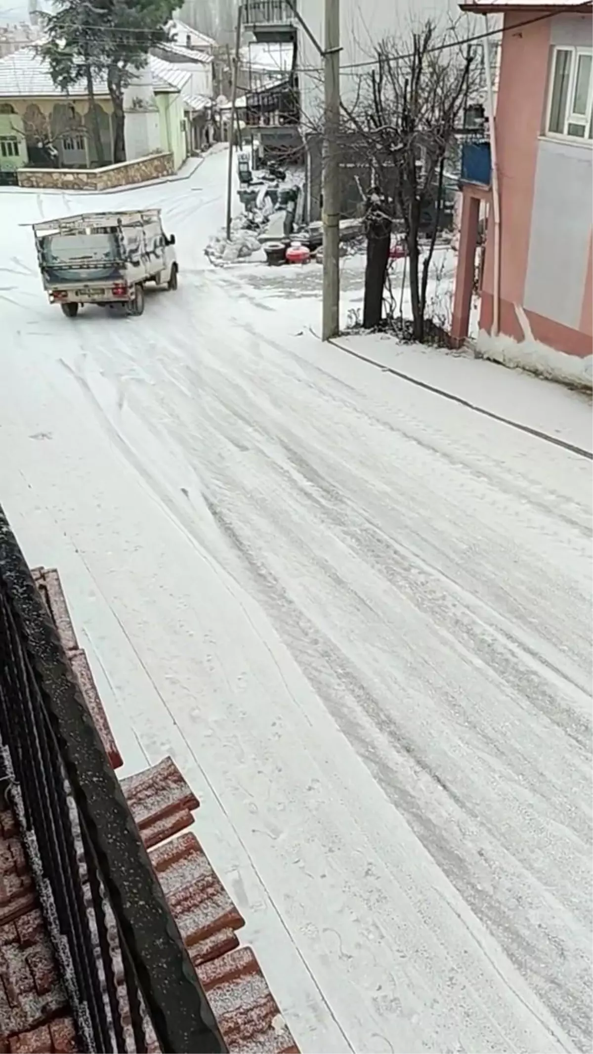 Denizli'de Buzlu Yol Felaketi: Kamyonet Kontrolsüz Kaydı