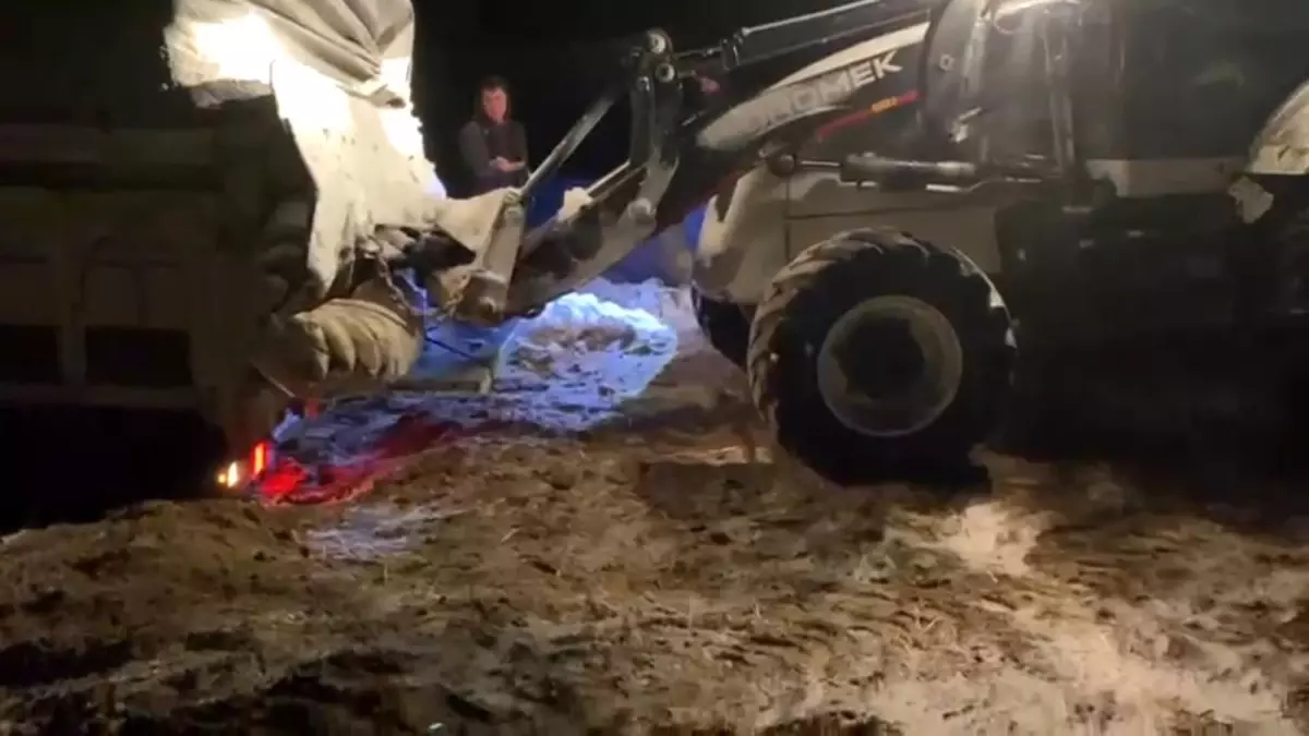 Bitlis’te Kar Fırtınası Samanlı Kamyonu Kilitledi, Belediye Ekipleri Zamanında Müdahale Etti
