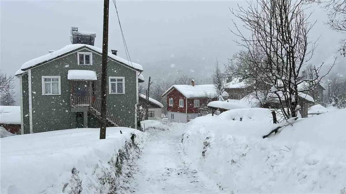 Kastamonu’da Yoğun Kar Yağışı 167 Köy Yolunu Kapattı, Okullar Tatilde