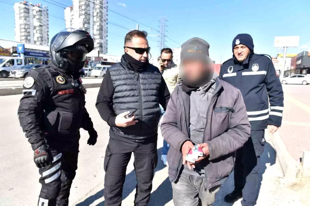 Kepez'de Kayıt Dışı Satıcı ve Dilenci Operasyonu: 50'den Fazla Kişi Gözaltında