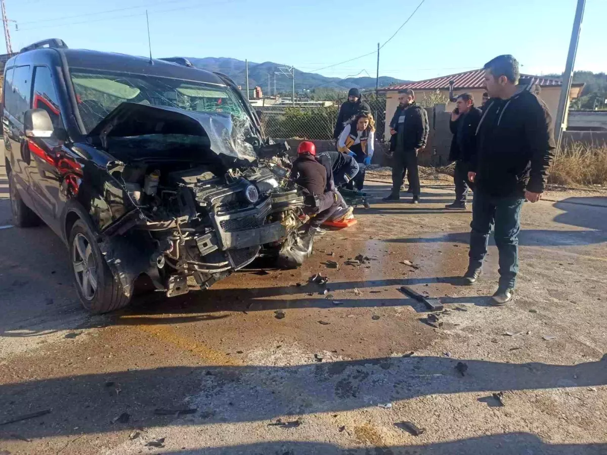 Osmaniye’de İşçi Servisi ve Ticari Araç Çarpıştı: 7 Kişi Yaralandı