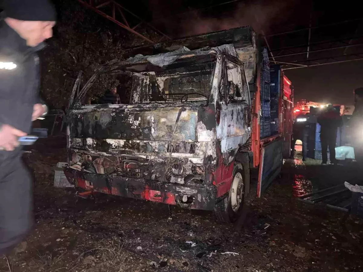 Gazipaşa’da Park Halindeki Kamyonet Yangını Şehri Sarstı