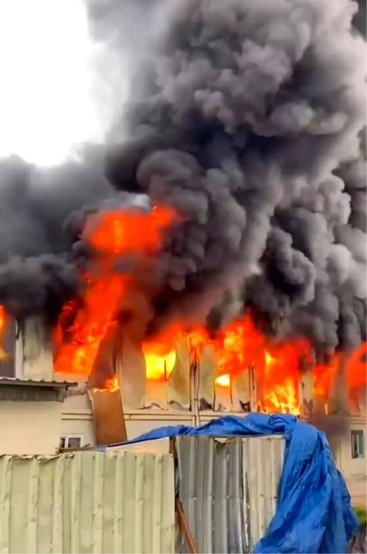 Adapazarı Şehir Hastanesi Şantiyesinde Çıkan Yangın İşçilerin Konteynerlerini Sararak Büyük Hasara Neden Oldu