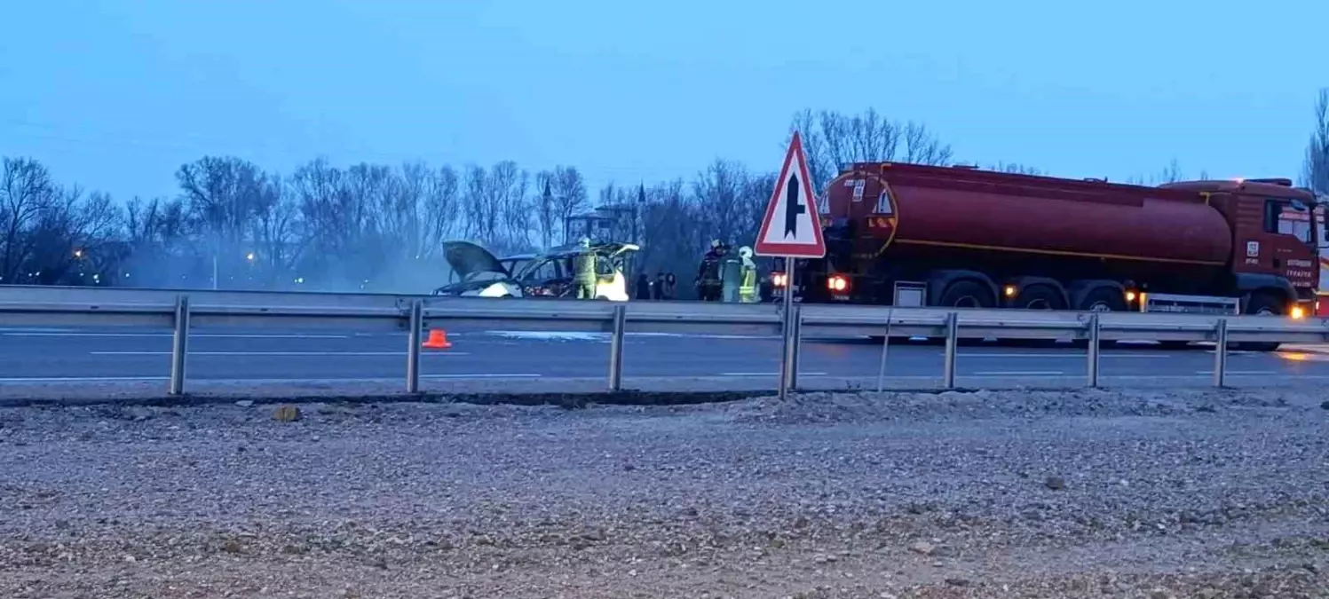Akyurt’ta Trafik Yangını: Araç Kullanılamaz Hale Geldi, Can Kaybı Yok