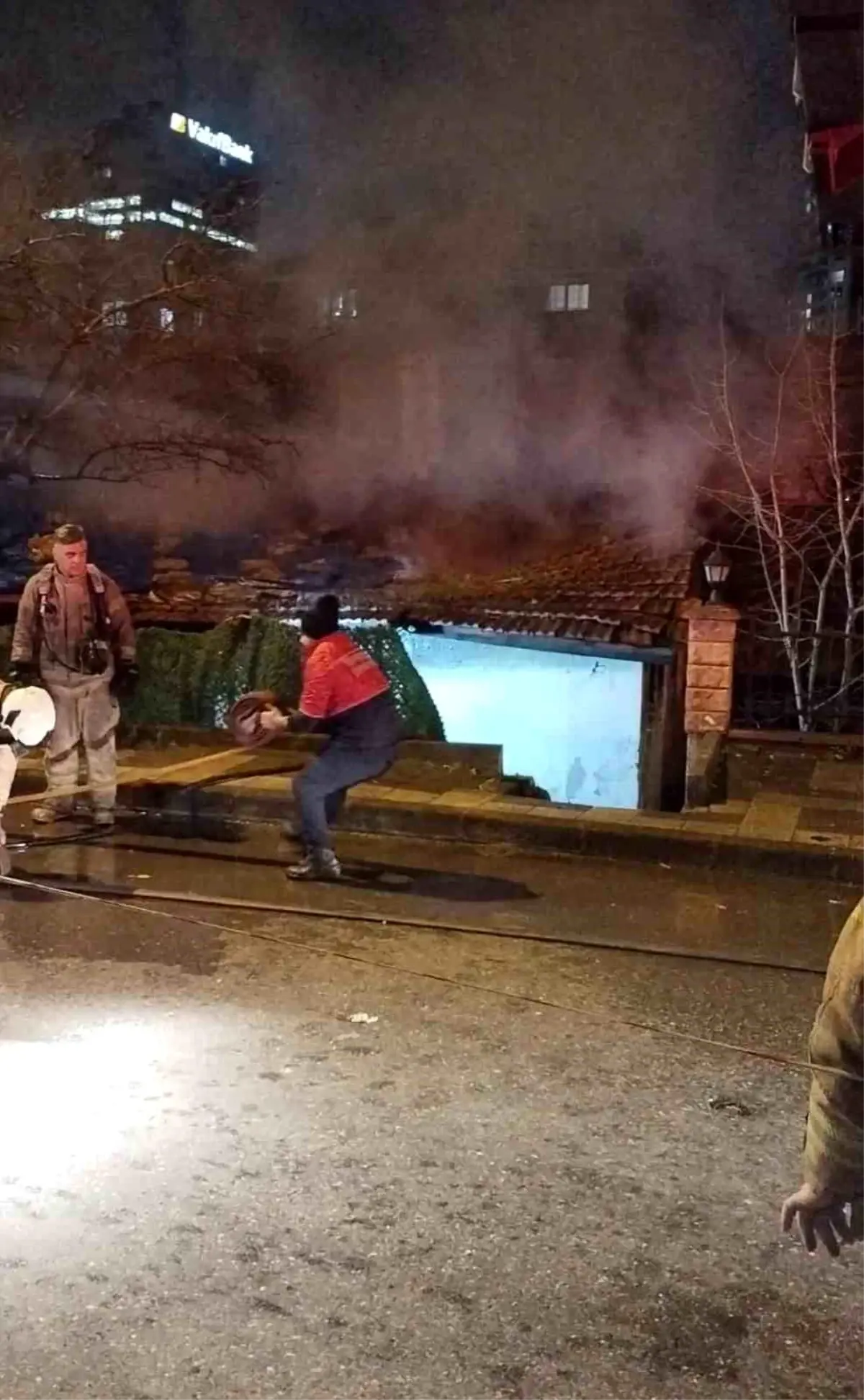 Ümraniye İnkılap Mahallesi'nde Gecekonduda Şiddetli Yangın: Büyük Hasar ve Müdahale