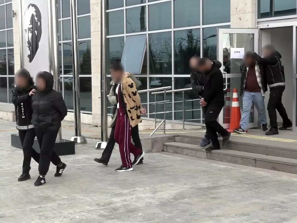 Uşak'ta Büyük Uyuşturucu Operasyonu: 2 Şüpheli Tutuklandı, 760 Pakette Sentetik Bonzai Ele Geçirildi