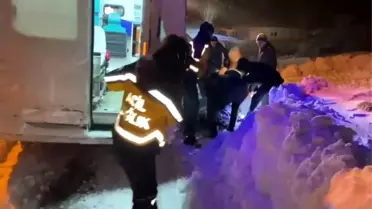 Erzurum’da Karla Kaplı Yolda Ambulans Müdahalesi: Yaşlı Adam Hastaneye Sevk Edildi