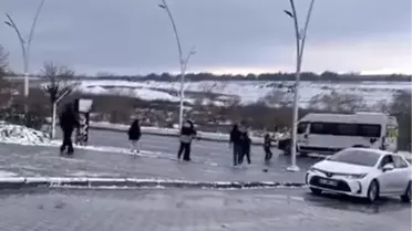 Kartopu atan çocuklar ve sürücünün tepkisi