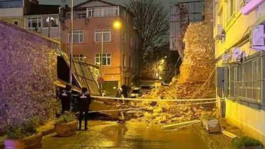 Beyoğlu'nda Tarihi Bina Duvarı Güvenlik Kameralarında Görüntülendi