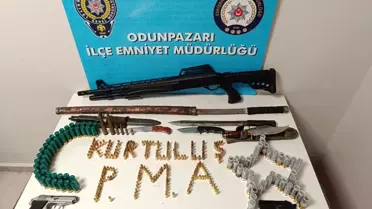 Olay yerinde bulunan silahların fotoğrafı