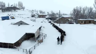 Köye taşınan keçi sürüsü