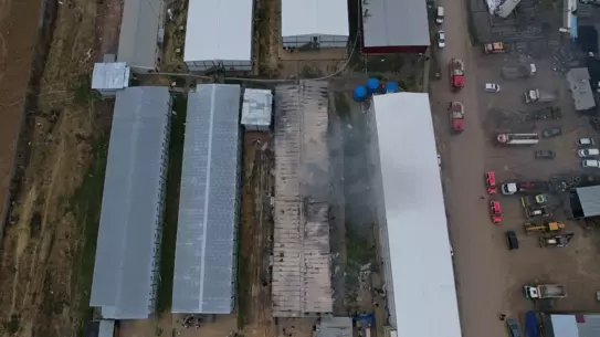 Şantiye yangını söndürülürken