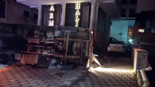 Maltepe'de Moloz Yüklü Kamyonet Kontrolünü Kaybedip Park Halindeki Arabayı Devrildi