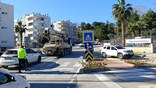 Manavgat'ta Motosiklet Beton Kamyonuna Çarptı: Tek Yaralı