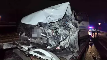 Sancaktepe'de TEM Yolu'nda Ters Yön Araç Çarpışması: 2 Yaralı