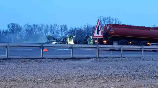 Alevler içinde yanmış araç