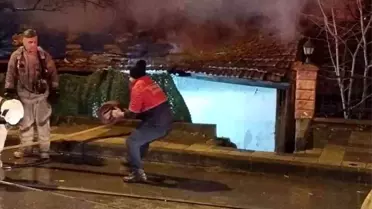 Yangın sonrası hasar gören gecekondu bölgesi