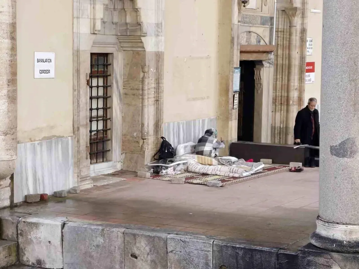 Efeler’de 441‑Yıllık Camide Kışın Bile Sığınak Bulan Kadın Kimseyi İkna Edemiyor