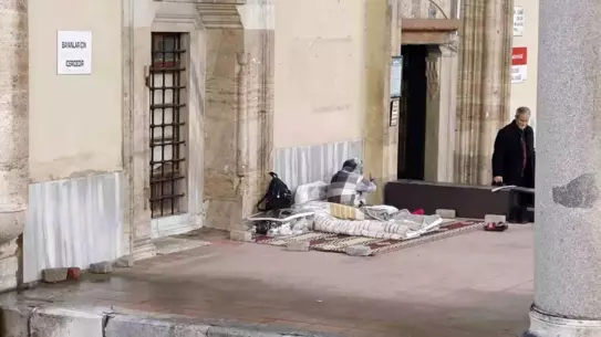 Efeler’de 441‑Yıllık Camide Kışın Bile Sığınak Bulan Kadın Kimseyi İkna Edemiyor