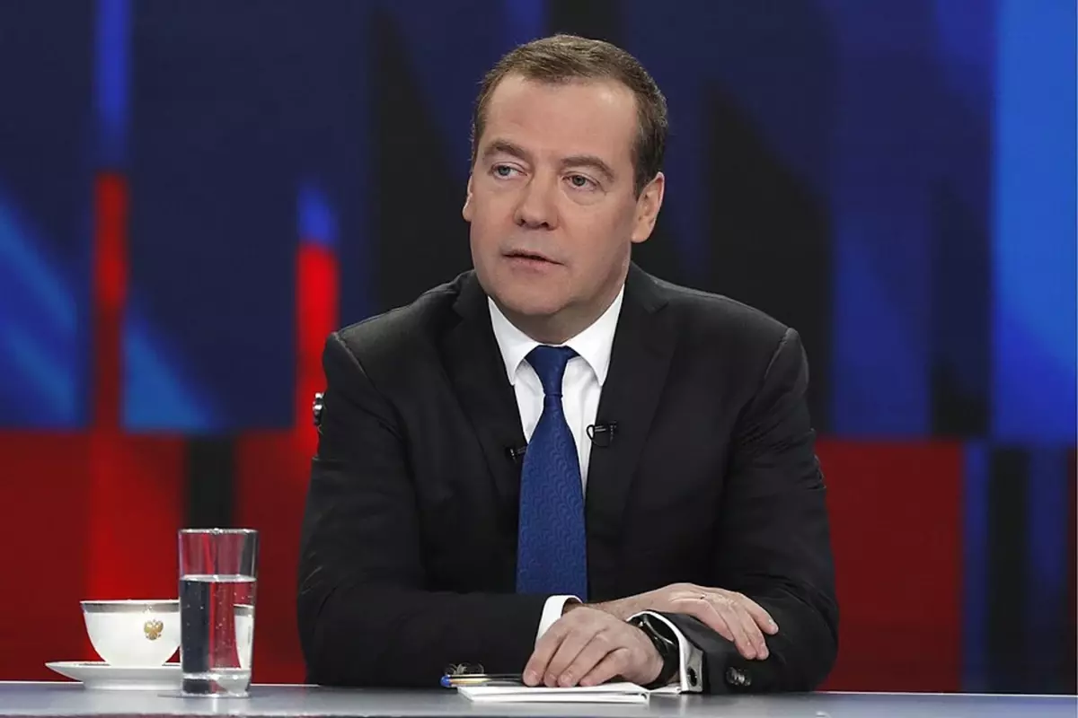 Medvedev'den Macron'a Keskin Eleştiri: Grönland Tartışması ABD'yi Korkutuyor