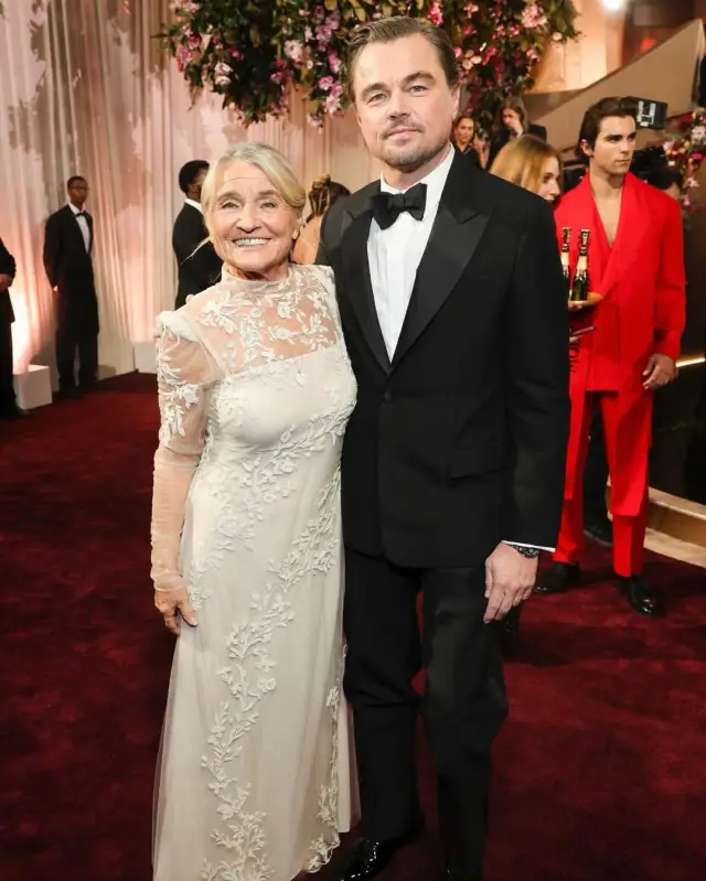 Altın Kure sahnesinde DiCaprio ve annesi