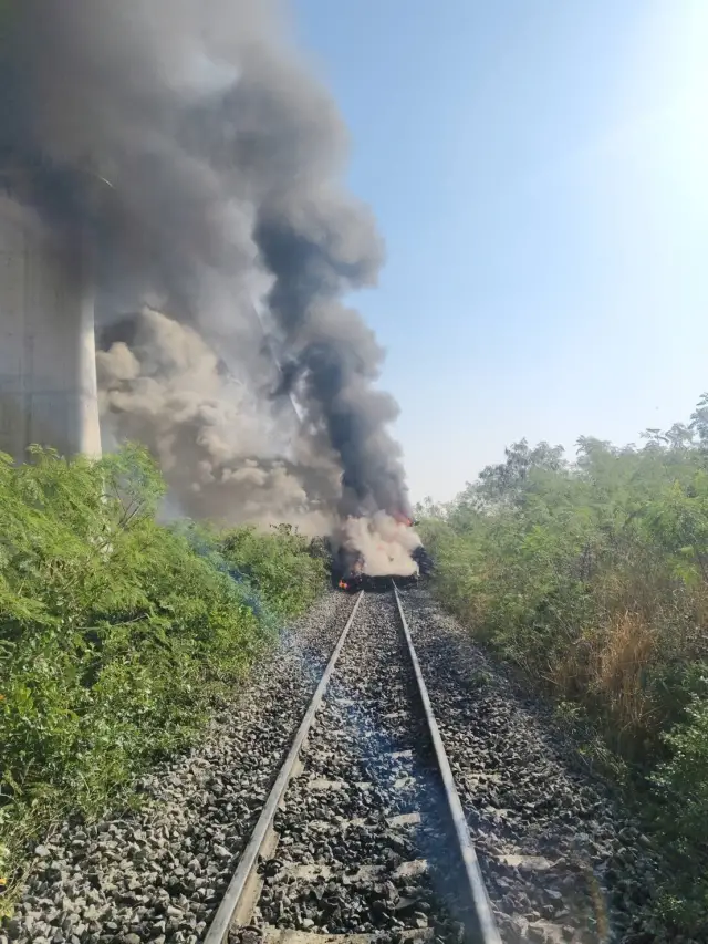 Devrilen vinç ve hasarlı tren