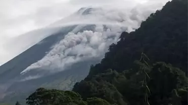 Endonezya’nın Marapi Yanardağı’nda 450’den Fazla Patlama: Bölgeye Giriş Yasaklandı