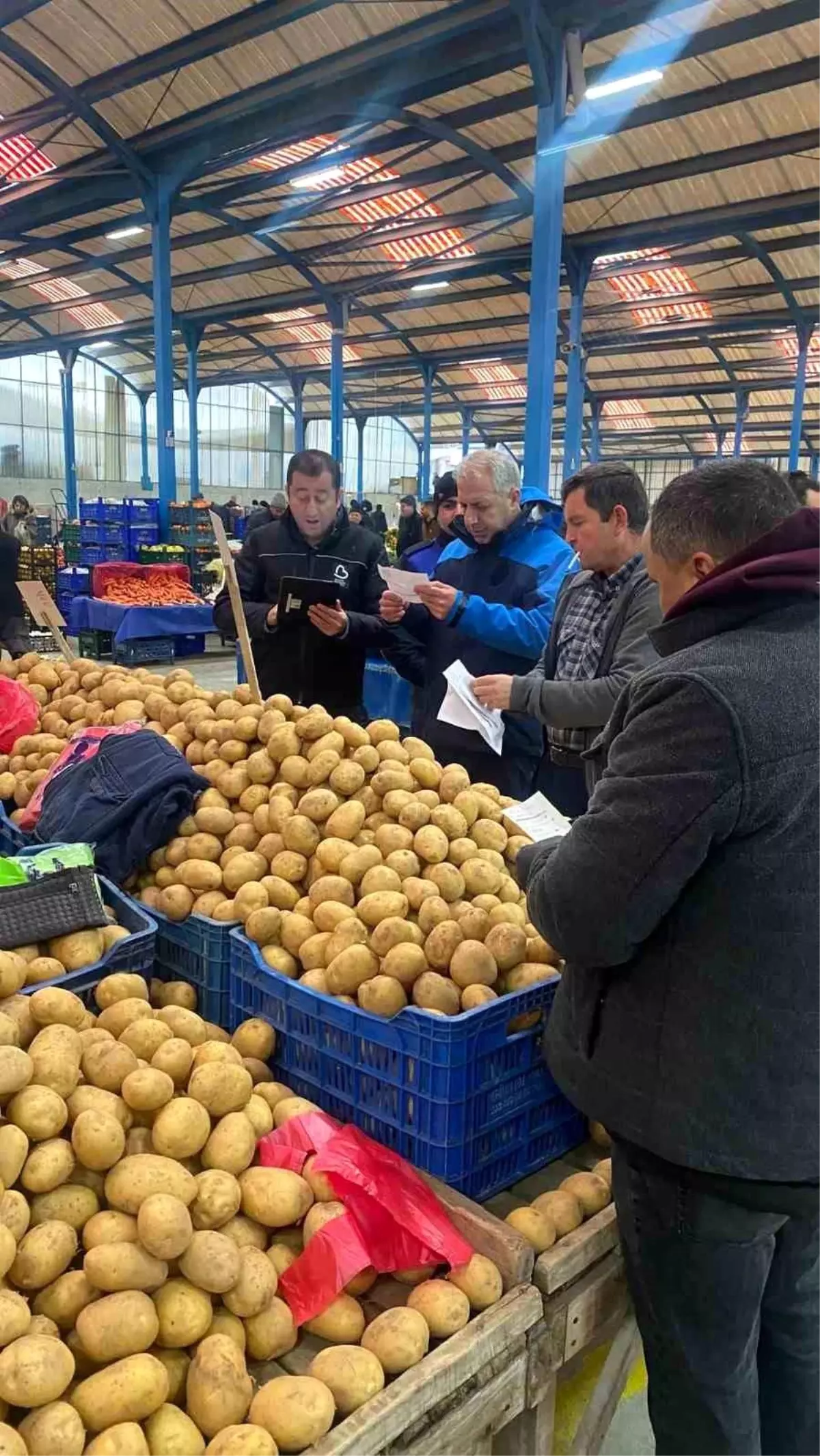 Balıkesir’de Zabıta, Savaştepe Pazarını Denetleyerek Usulsüzlükleri Engelliyor