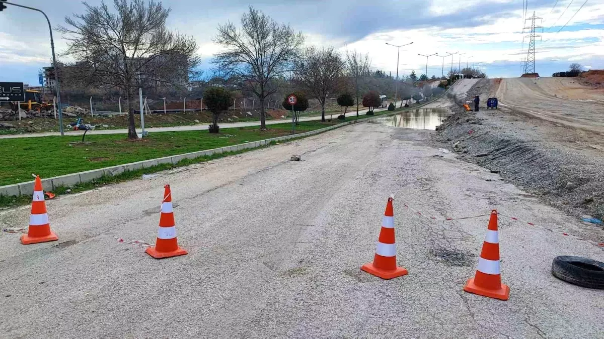 Adana’da Yağmur Sonrası Yol Kapatıldı, Sürücüler Alternatif Rotayı Kullanmak Zorunda Kaldı