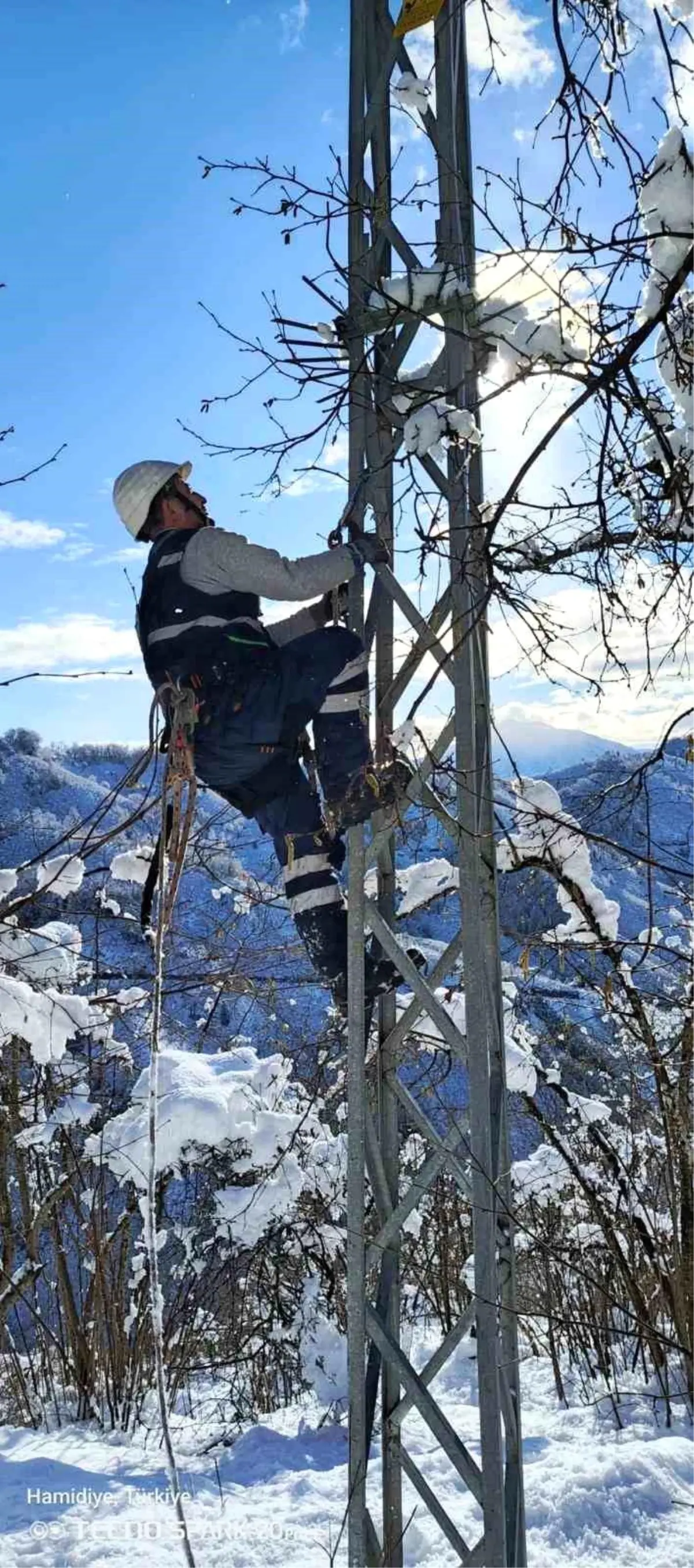 Giresun’da Şiddetli Kar Yağışı: Çoruh EDAŞ’ın 159 Personeli Kesintisiz Elektrik Sağlamak İçin Seferber Oldu