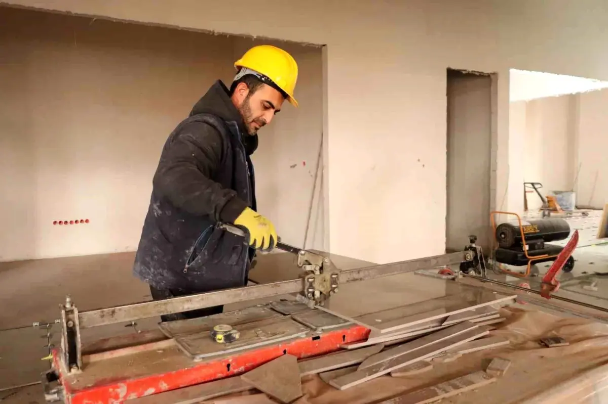 Eskişehir’in Dondurucu Havasında İnşaatçılar Çalışmaya Devam Ediyor