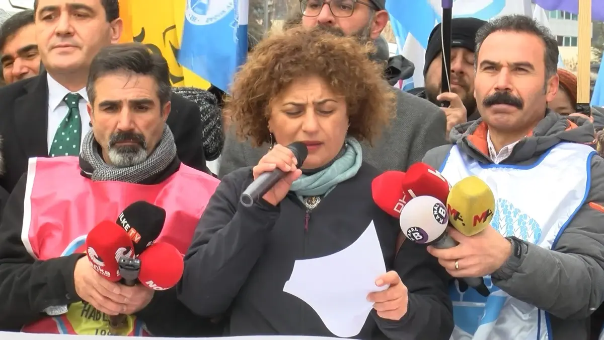 KESK, Ücret Artışı Talebinde Bulunmak İçin Bakanlık Önünde Grev Eylemi Başlattı