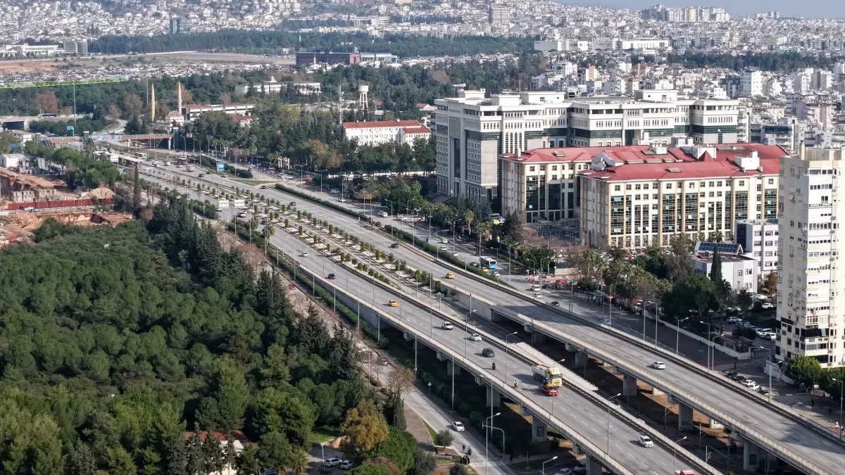 Antalya’da Dumlupınar Bulvarı’nda Miras Davası Nedeniyle Trafik Kısıtlaması