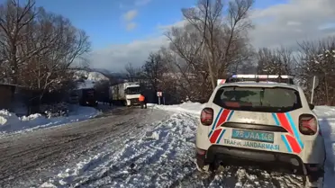 Kaygan yolda kaymış TIR'lar