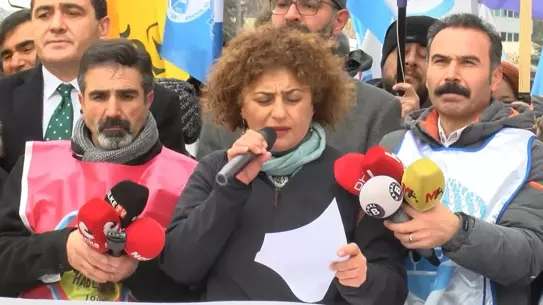 Greve katılan KESK üyeleri