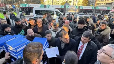 Martı TAG kurucusu Oğuz Alper Öktem dilekçeleri teslim ederken